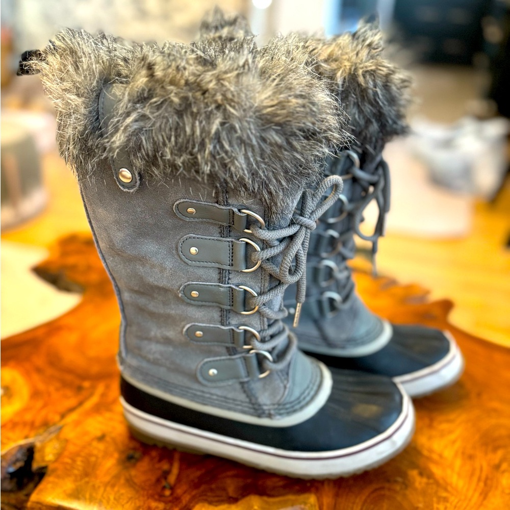 Sorrel ‘Joan of Arctic’ Waterproof Boot in Gray! Size 6.5